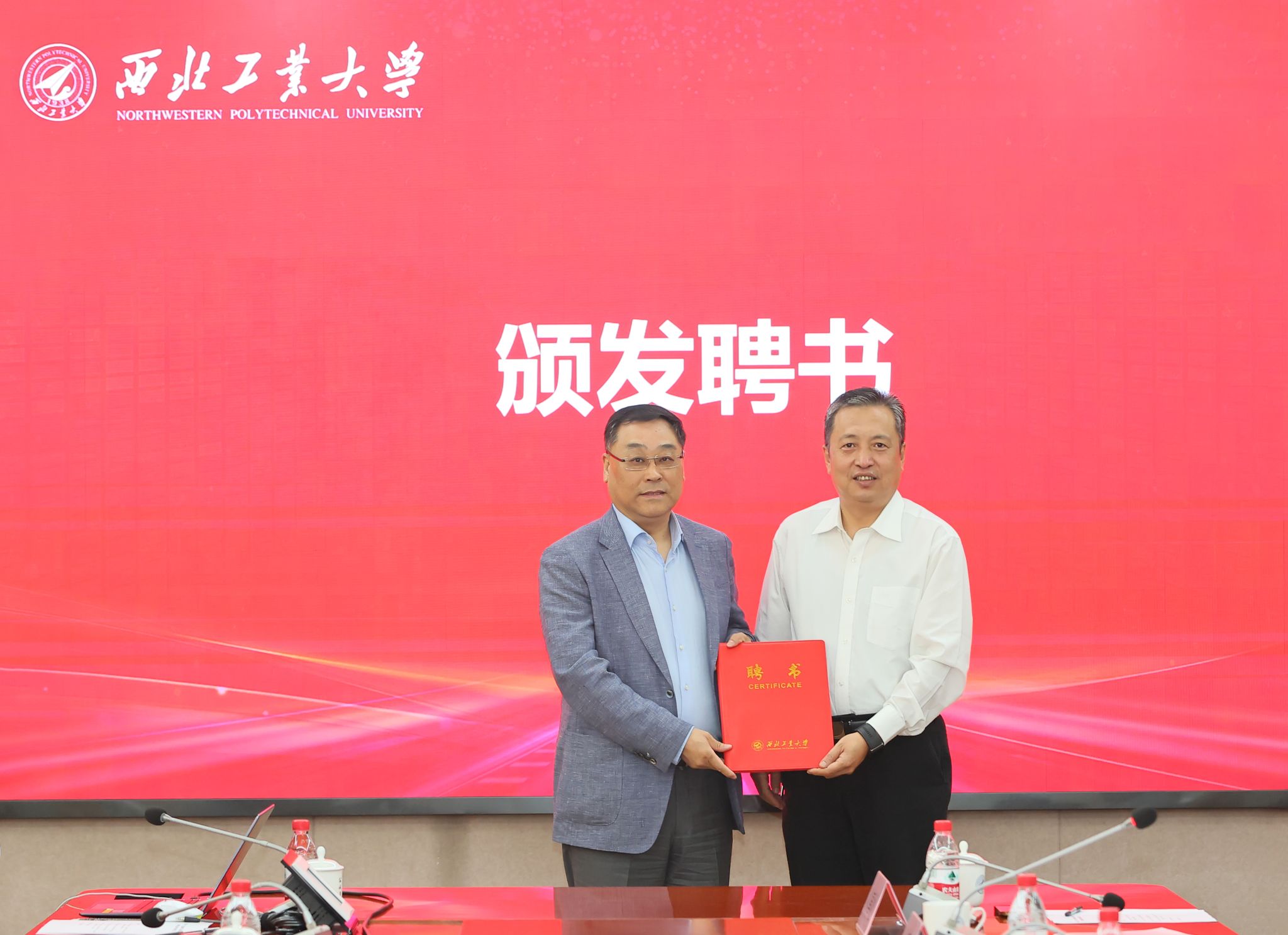 侯成义副校长为陈军教授颁发聘书 (1).JPG