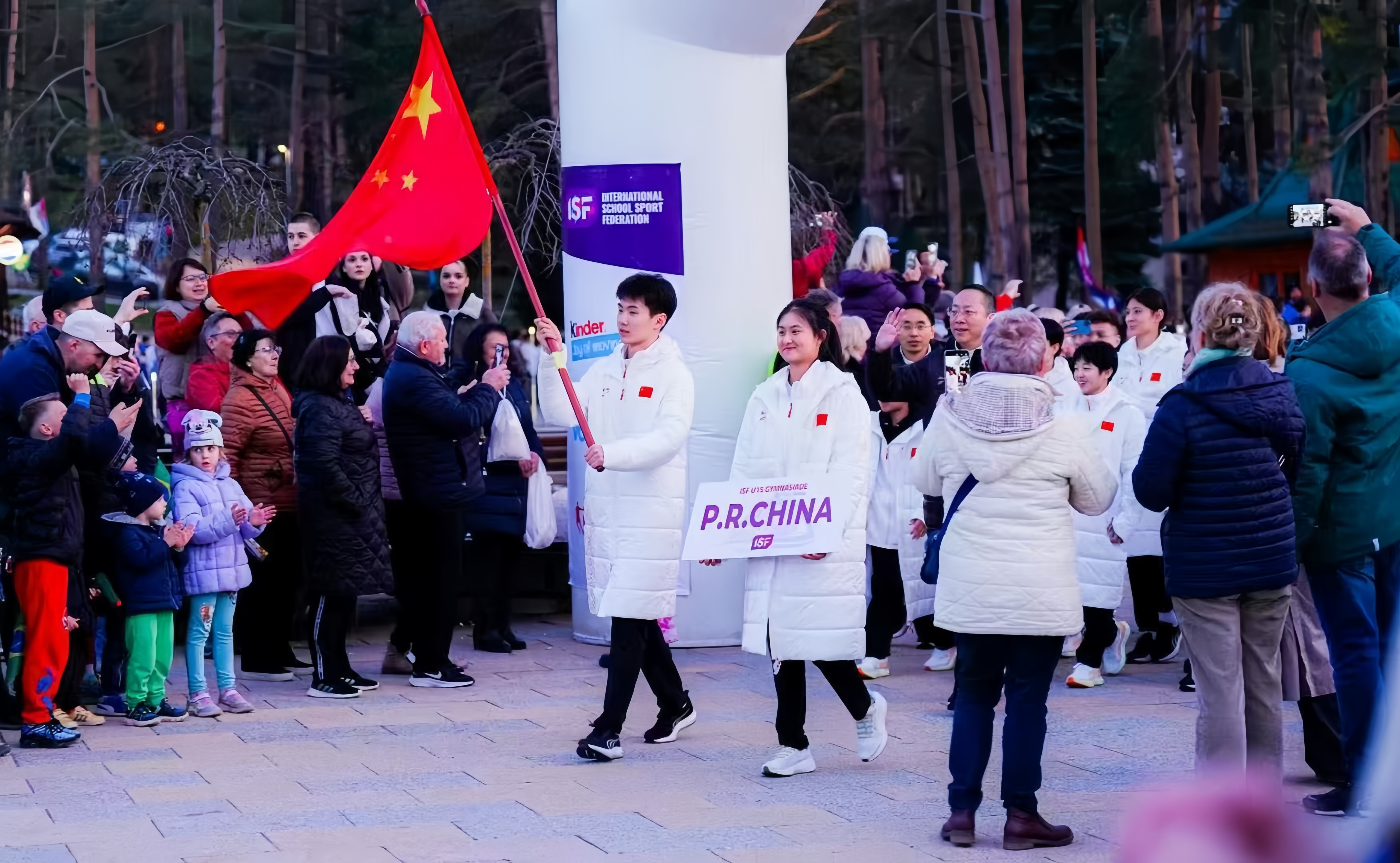 2.刘晓桐同学担任中国队旗手02_副本.jpg