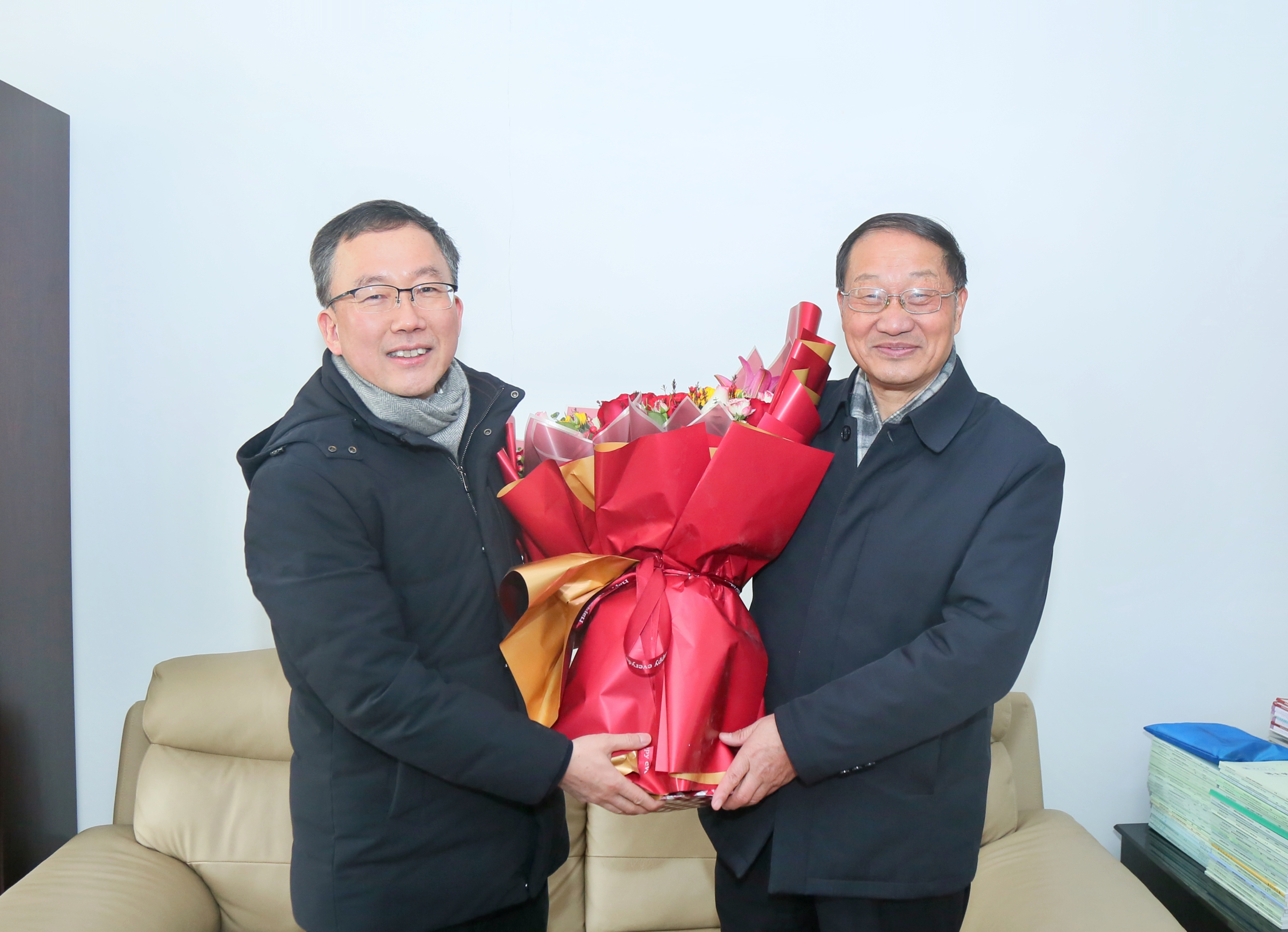 卫红校长慰问王润孝.jpg