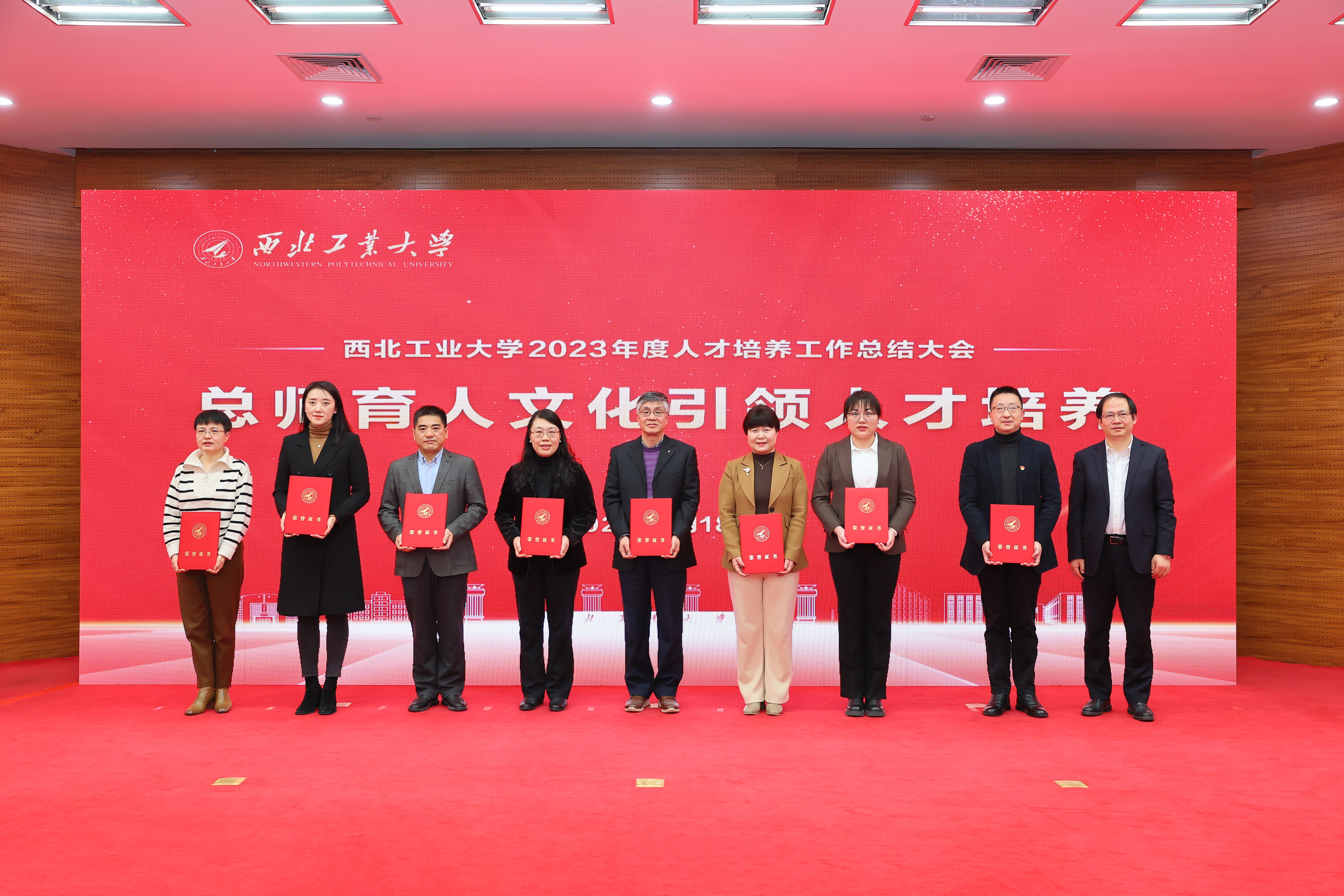 副校长杨益新为2023年度获奖教师和学生代表颁奖.JPG undefined