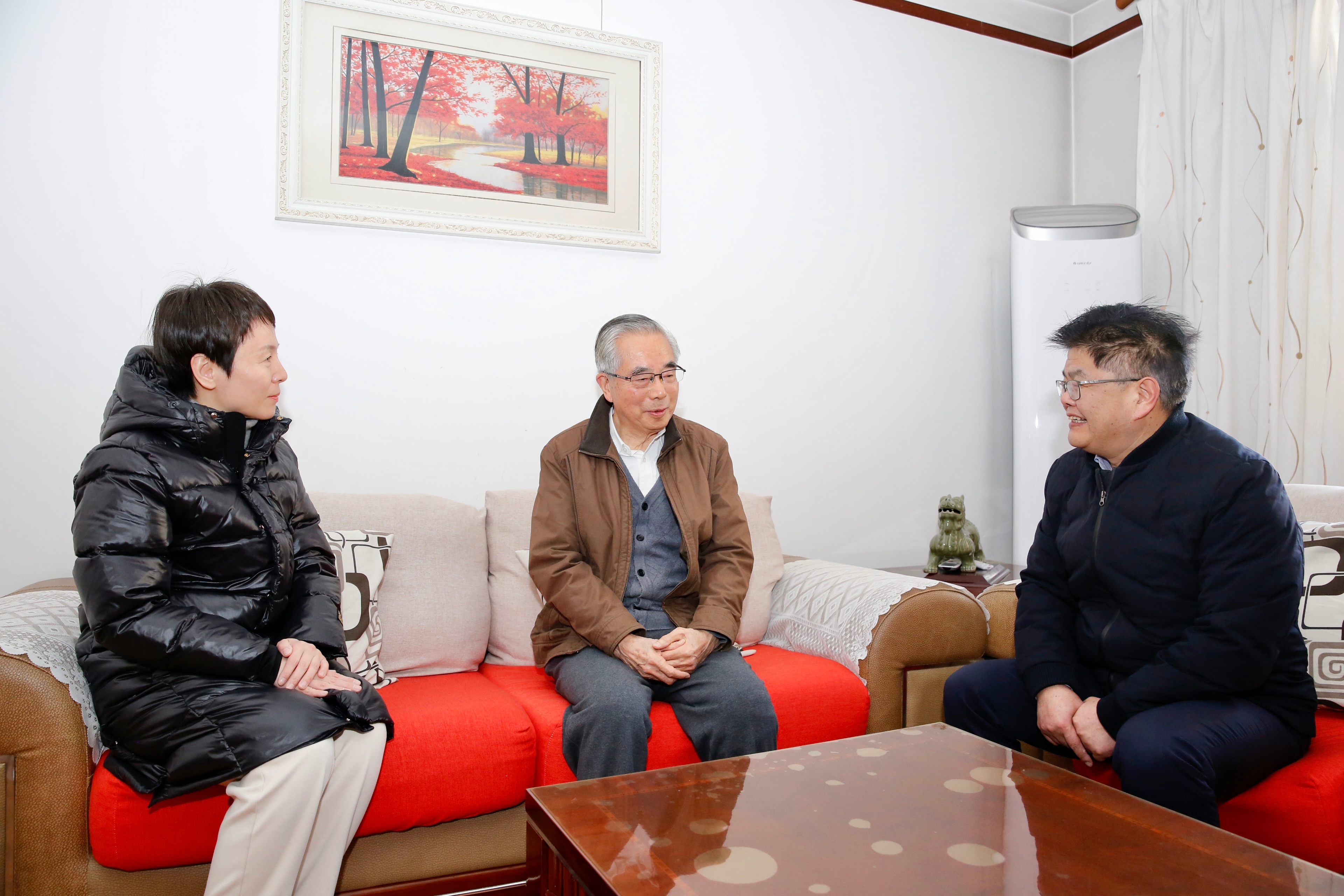 杨晓慰问罗子健.jpg